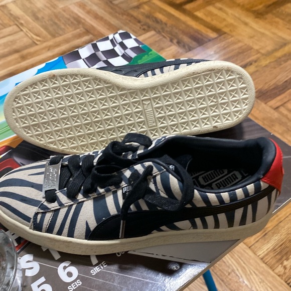 A pair f puma sneakers never been worn can work out price - Picture 1 of 2